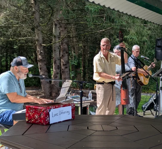 Congregation enjoys outdoor service and picnic